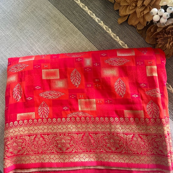 Beautiful red Banarasi saree with blouse - Picture 2 of 4